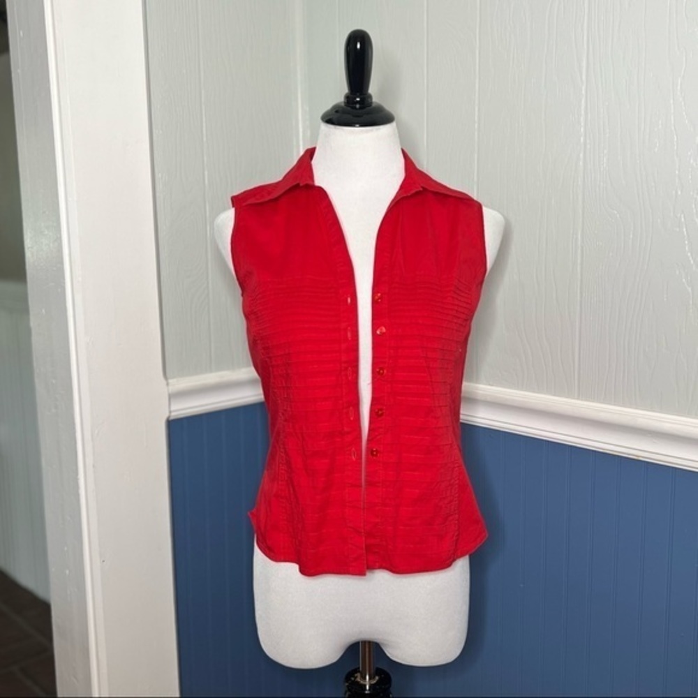 Dressbarn collection pleated red button down sleeveless top B8-18